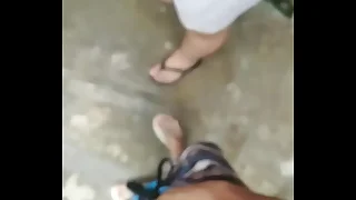 Yo de 18 le cojo las tetas y le muestro mi verga a mi vecina de 45